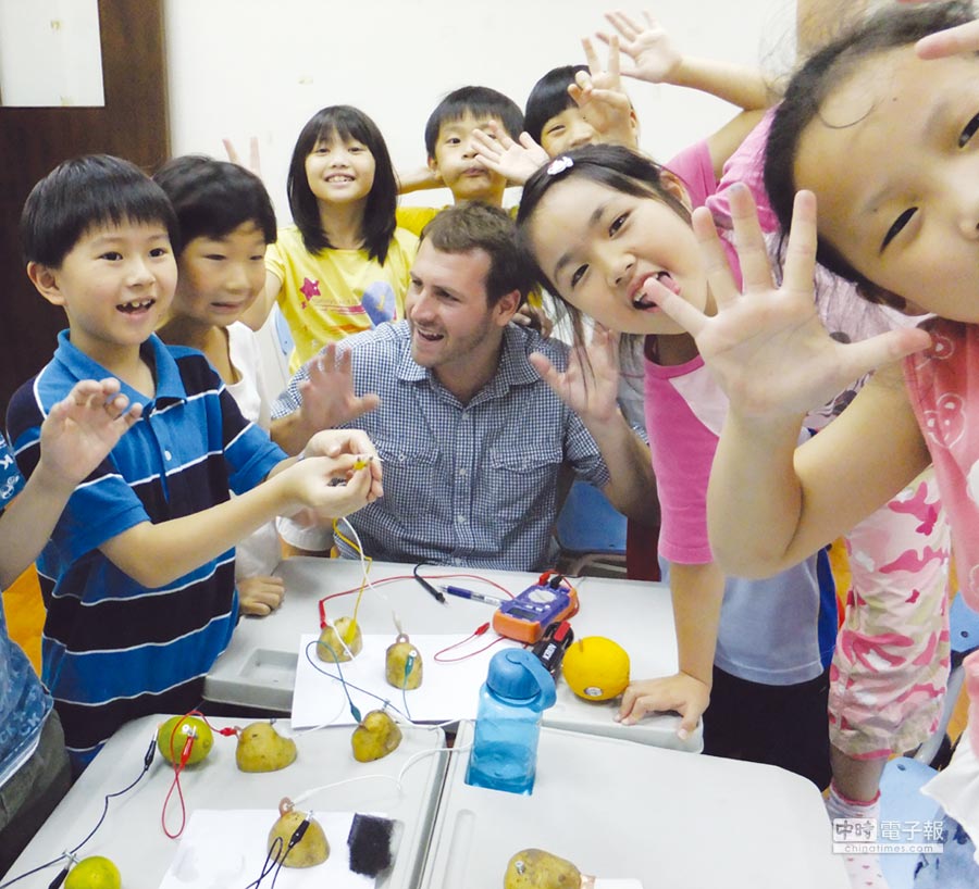 Teaching English and Living in Taiwan, Attractive Pay! 2 Part-Time Jobs are Available image
